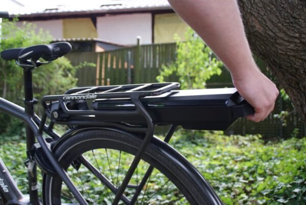 ebv-bosch-gepaecktraeger-akku-active-performance-ebike-lifestyle-1_3840x2160